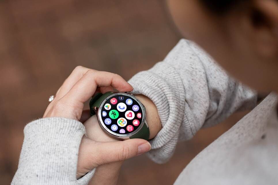 Ảnh chụp OnePlus Watch 3 trên cổ tay.