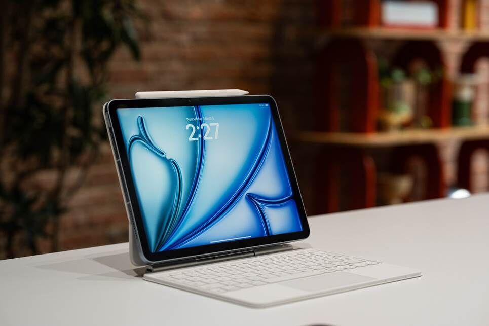 Ảnh chụp chiếc iPad Air trên bàn.