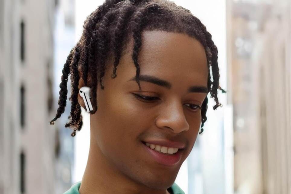 Đang đeo Samsung Galaxy Buds 3 FE.