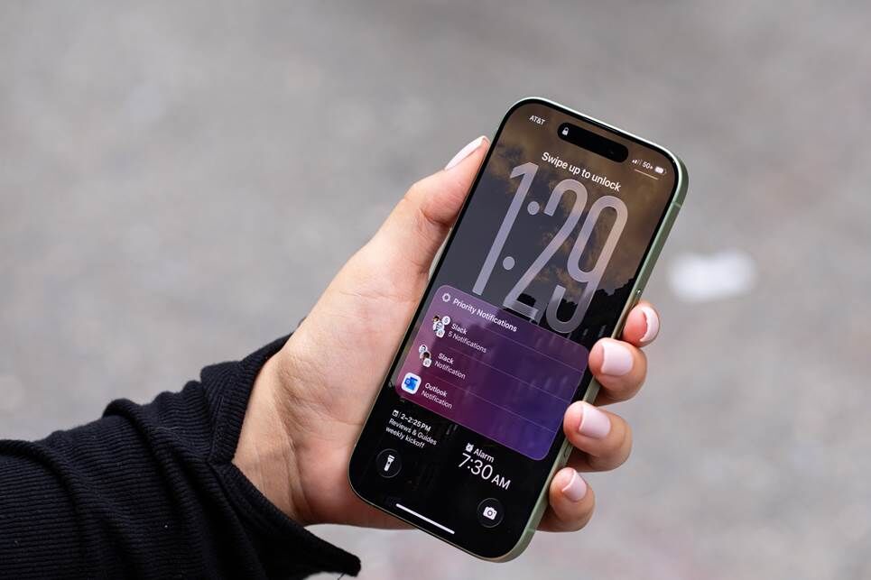 Màn hình luôn bật của iPhone 17 cho phép bạn nhanh chóng xem qua các thông báo.