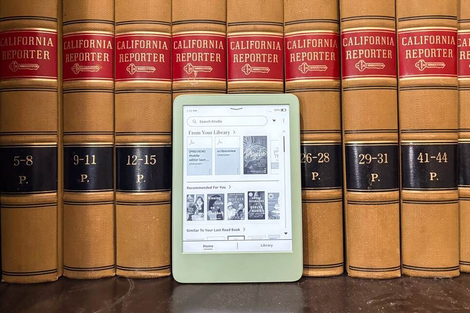 Một bàn tay đang cầm chiếc Kindle 2024.