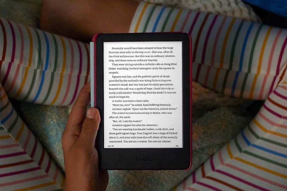 Một người đang cầm chiếc Kindle dành cho trẻ em trên đùi.