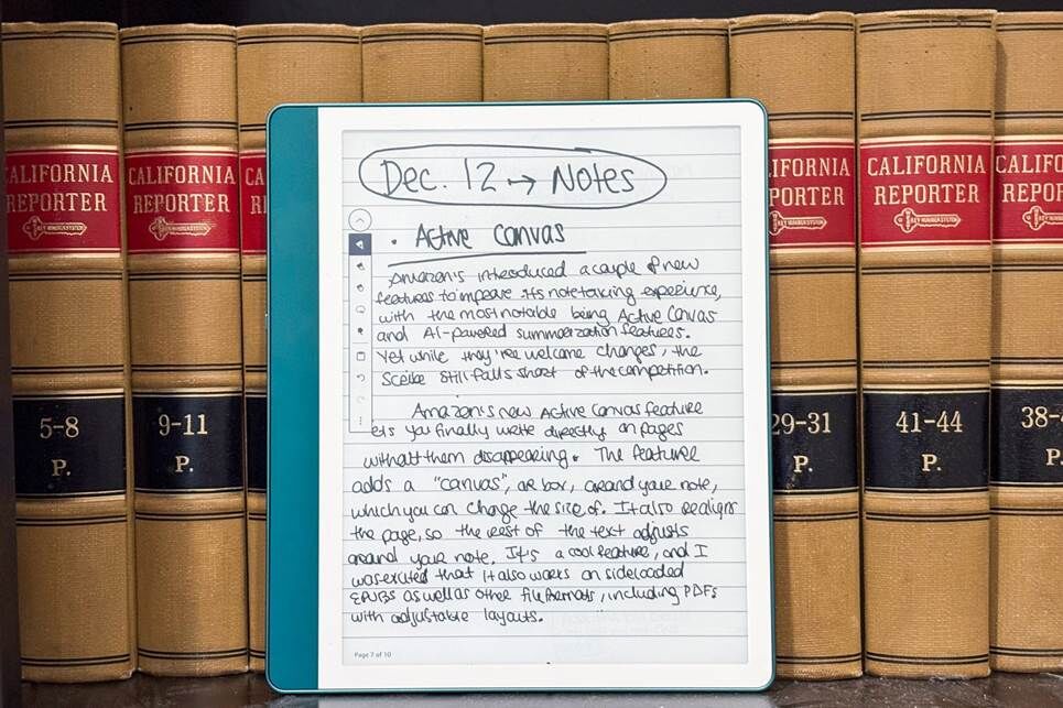 Máy Kindle Scribe đặt trên giá sách, trên màn hình có hiển thị những ghi chú viết tay của tôi.