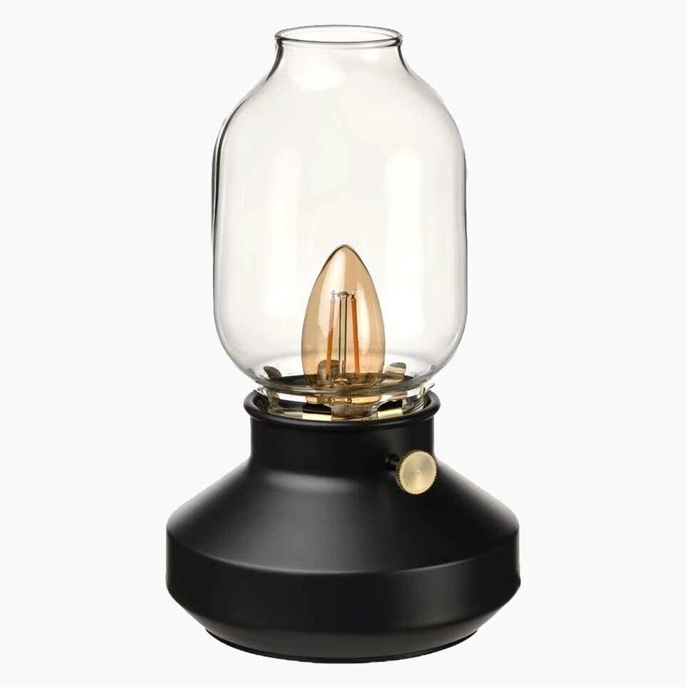 Đèn bàn Tarnaby của Ikea trên nền trắng.