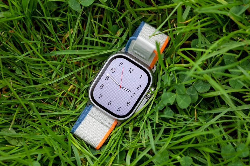 Người đang xem tiện ích nhạc trên Apple Watch Series 10