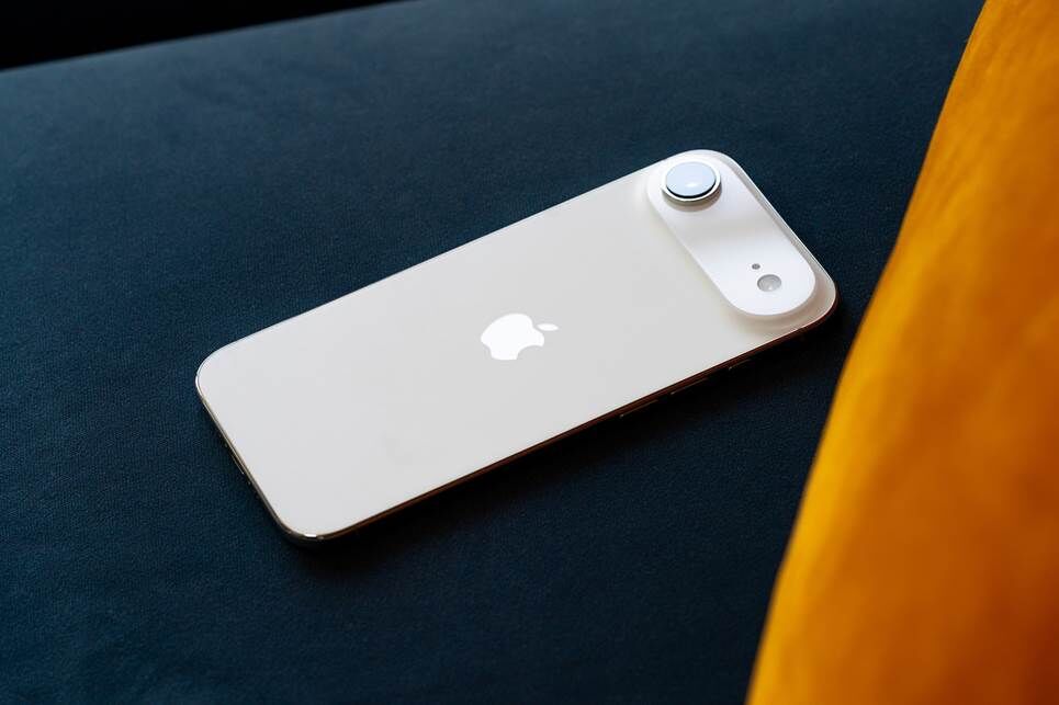 iPhone Air trên đệm ghế sofa