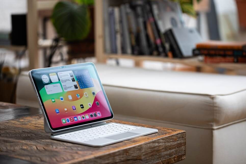 Một bức ảnh chụp iPad Pro trên bàn gỗ.