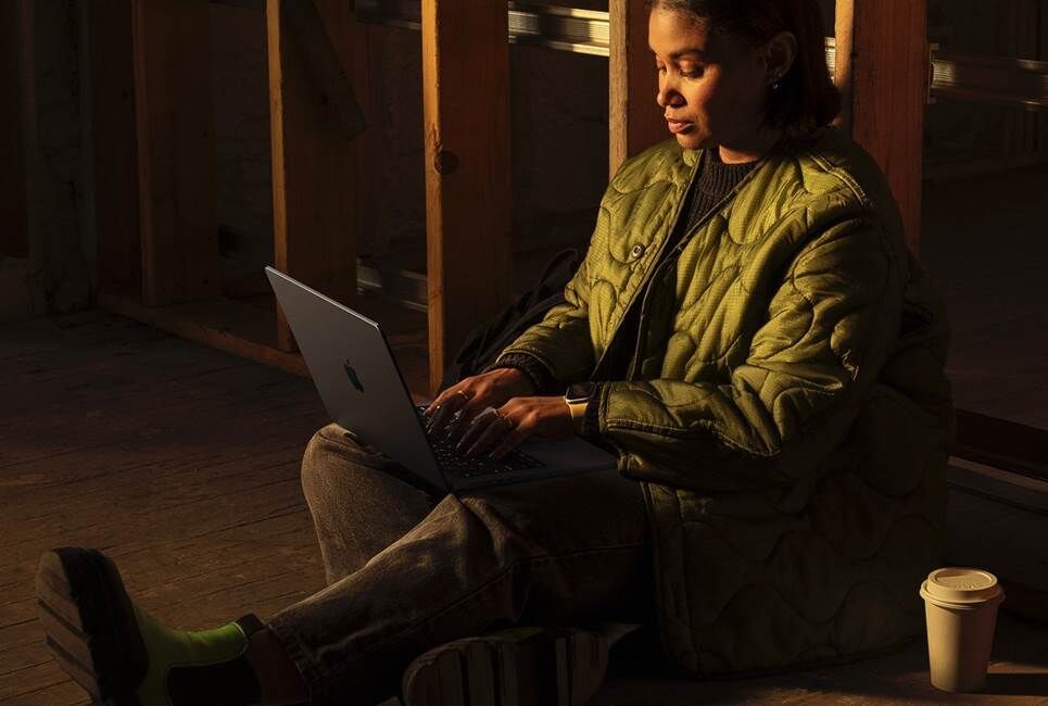 Một người sử dụng MacBook Pro với M4 Pro