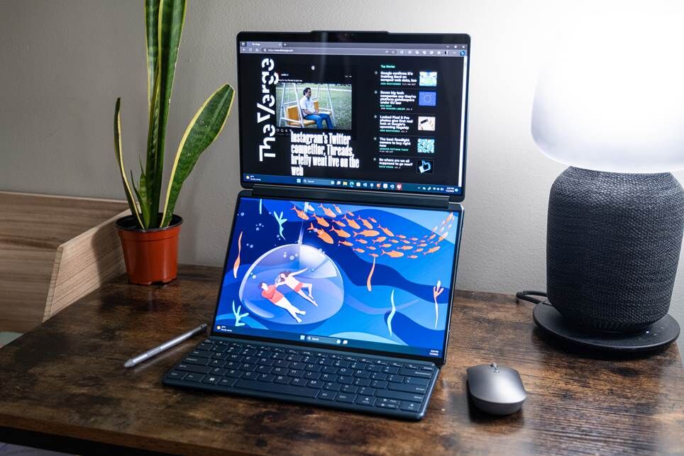 Máy tính xách tay Lenovo Yoga Book 9i có hai màn hình mở.