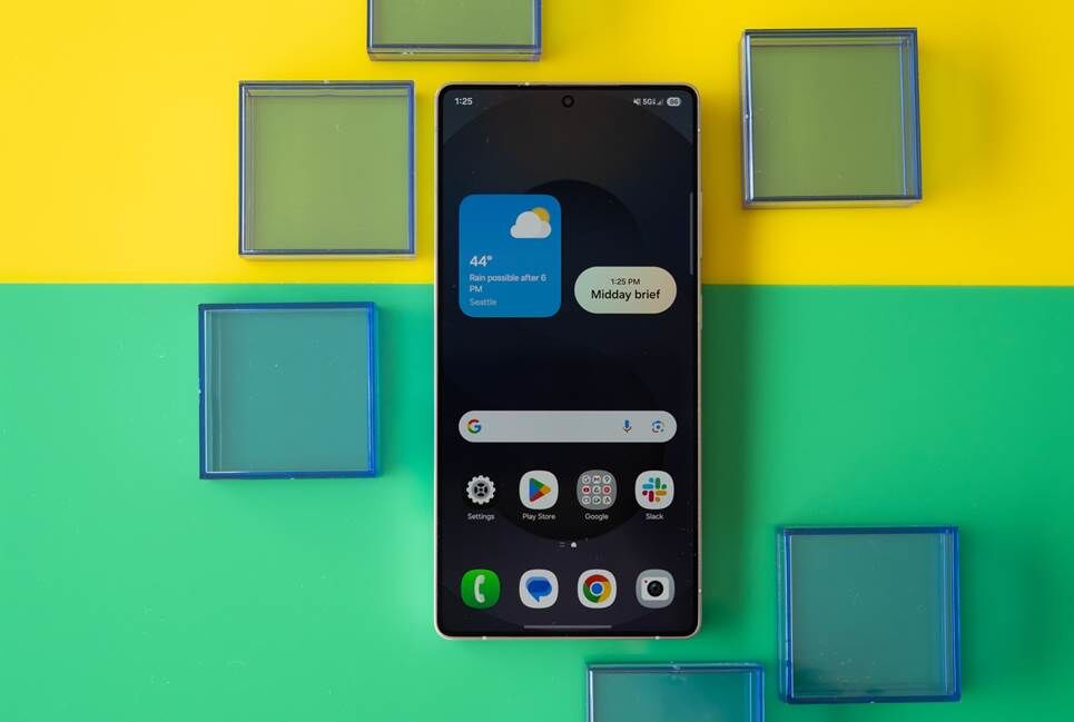 Samsung Galaxy S25 Ultra hiển thị màn hình chính trên nền xanh lá cây và vàng.