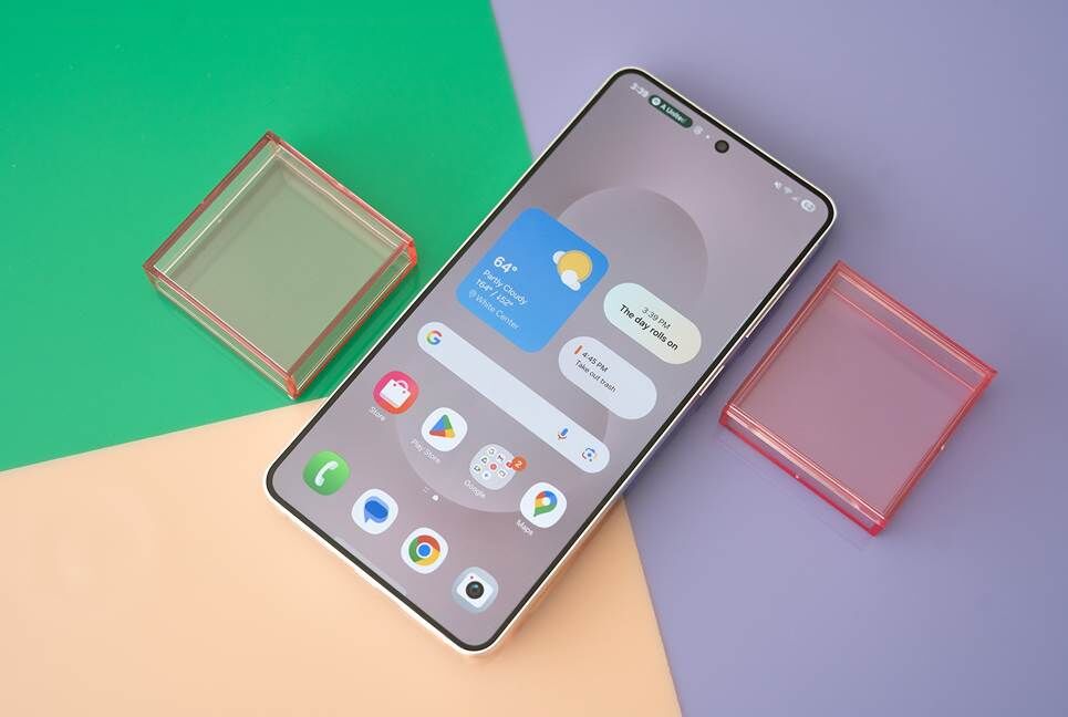 Samsung Galaxy S25 Edge trên nền đầy màu sắc