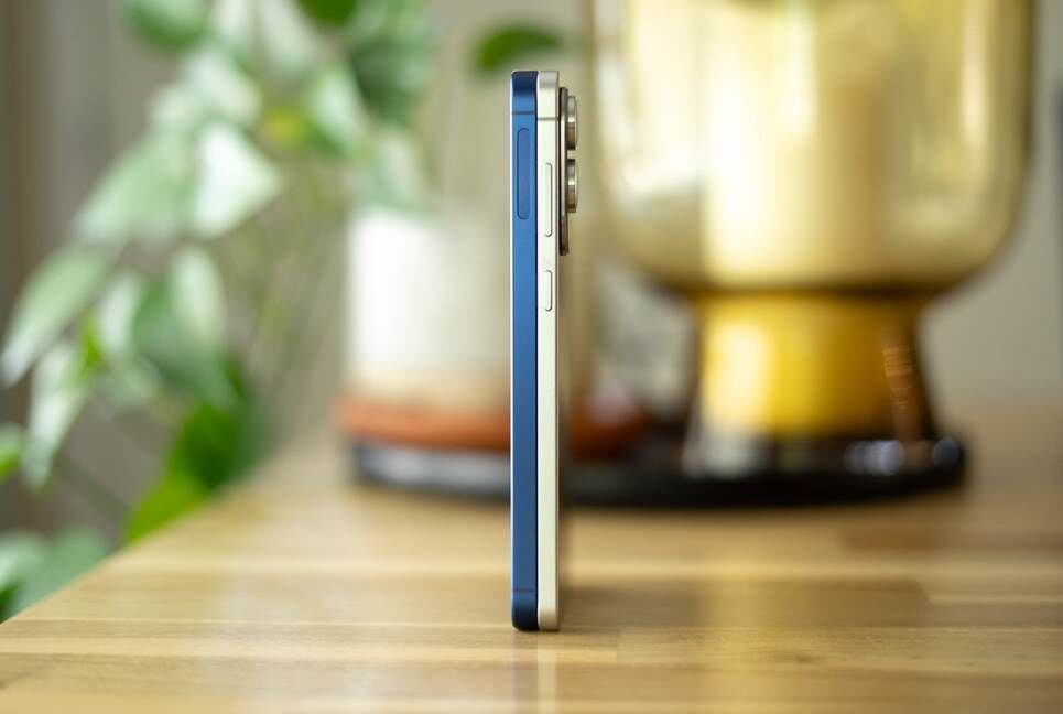 Samsung Galaxy S25 Edge bên cạnh S25 Plus