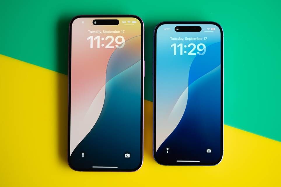 iPhone 16 màu xanh và iPhone 16 Plus màu hồng.