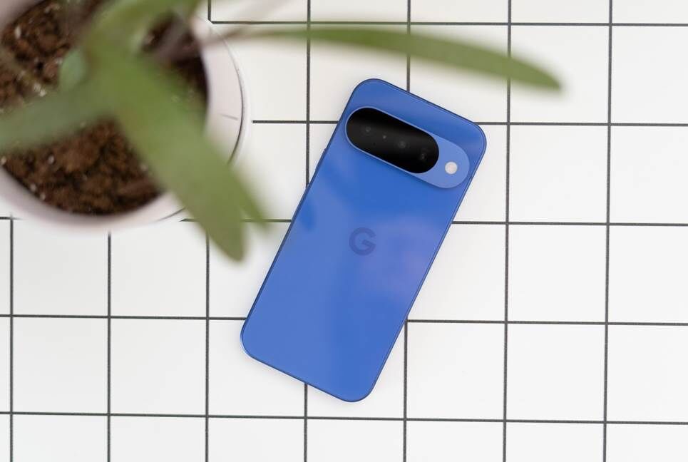 Google Pixel 10 trên bàn làm việc với lá cây ở phía trước