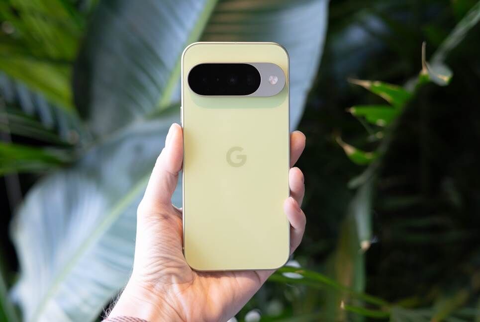 Google Pixel 10 trước tán lá xanh