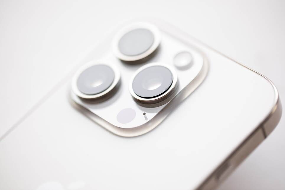 Ảnh chụp iPhone 16 Pro màu trắng trên nền trắng.