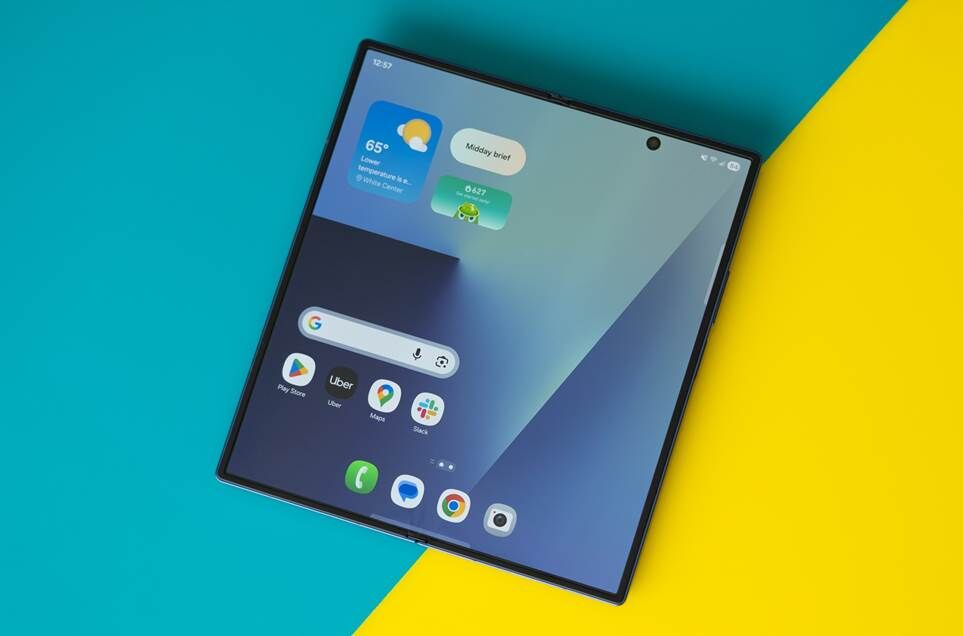 Samsung Galaxy Z Fold 7 màu xanh hiển thị màn hình bên trong