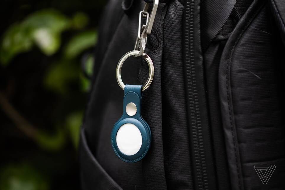 Một AirTag trong phụ kiện móc khóa của Apple