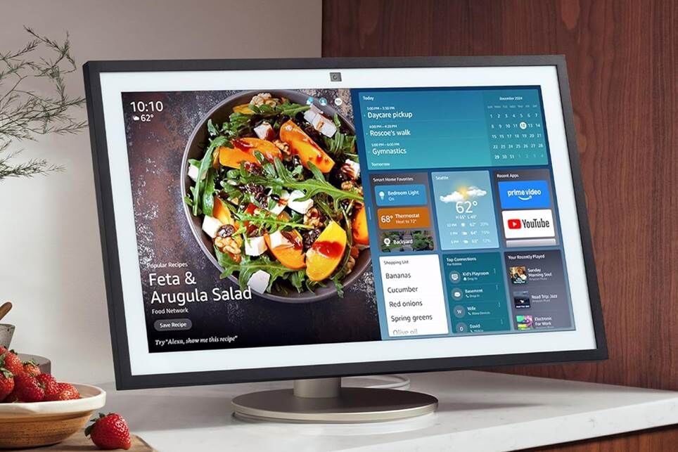 Echo Show 21 được gắn vào Chân đế điều chỉnh cao cấp của Amazon.