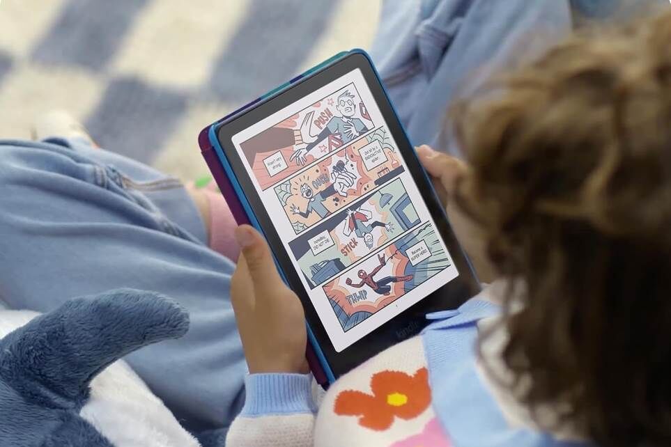 Một đứa trẻ đang cầm một máy đọc sách điện tử Kindle Colorsoft màu có màn hình hiển thị.