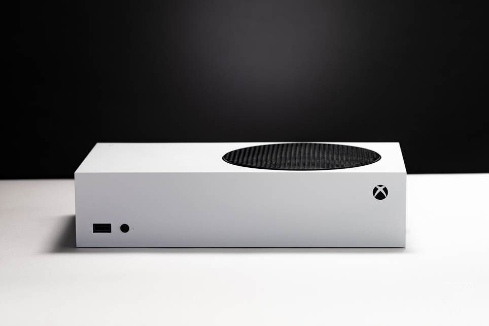 Chiếc Xbox Series S màu trắng nằm ngang.