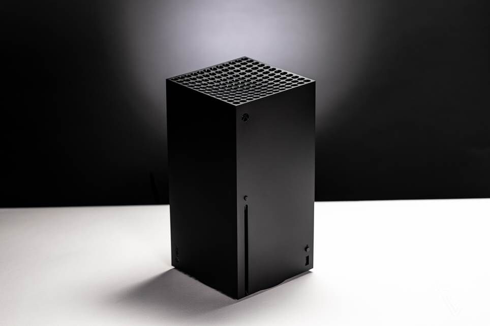 Hình ảnh hiển thị Xbox Series X trên nền đen