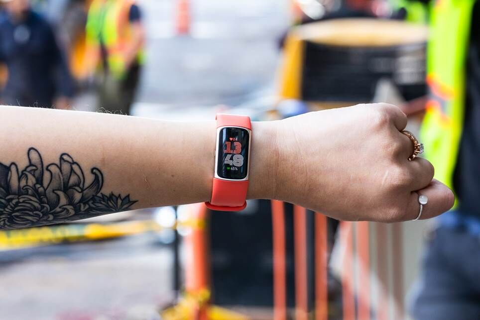 Người đeo Fitbit Charge 6 ở cánh tay duỗi thẳng.