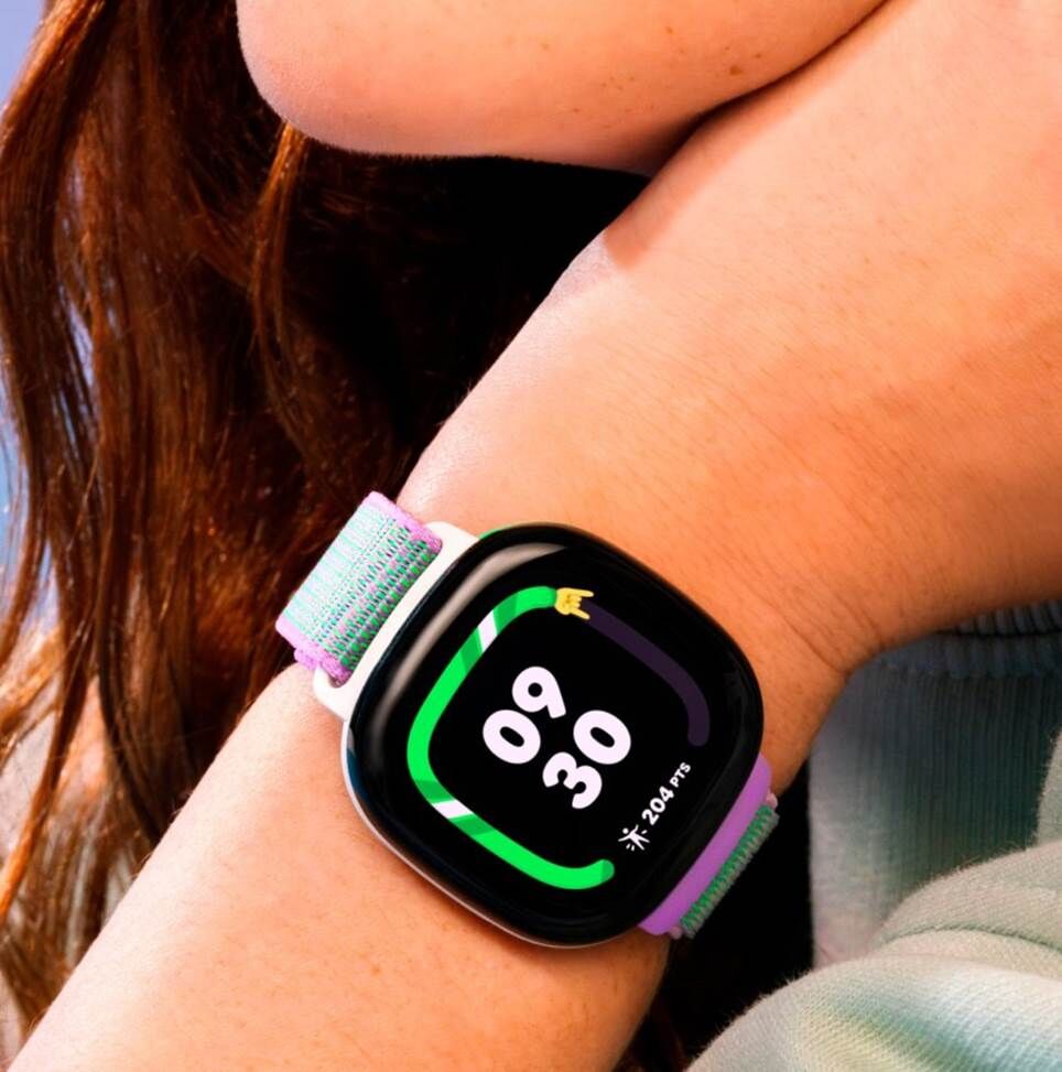 Hình ảnh cận cảnh một cô gái tuổi teen đang đeo Fitbit Ace LTE trên cổ tay.