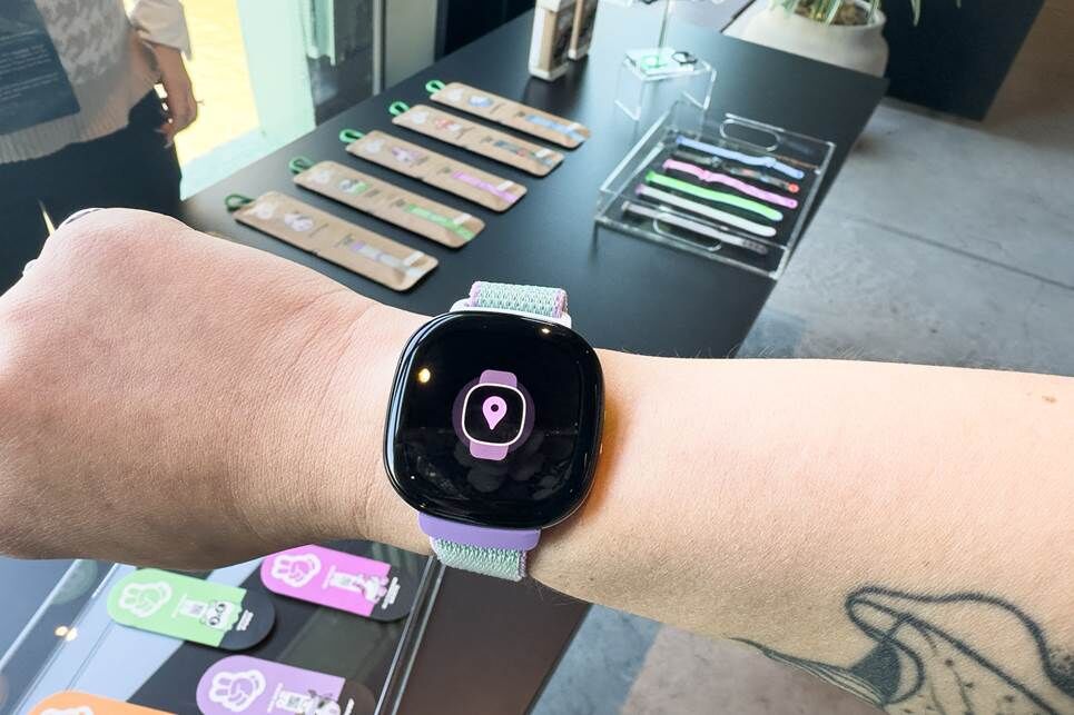 Hình ảnh cận cảnh một cô gái tuổi teen đang đeo Fitbit Ace LTE trên cổ tay.