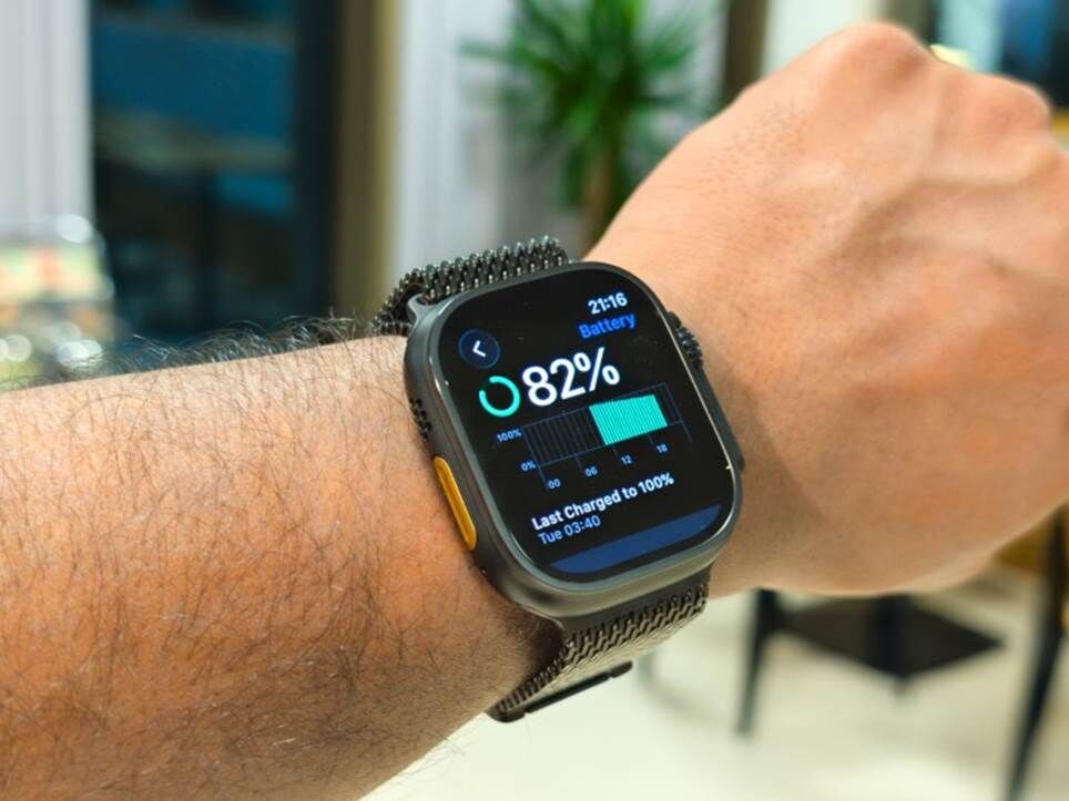 Màn hình pin trên Apple Watch Ultra 3 màu đen Titanium