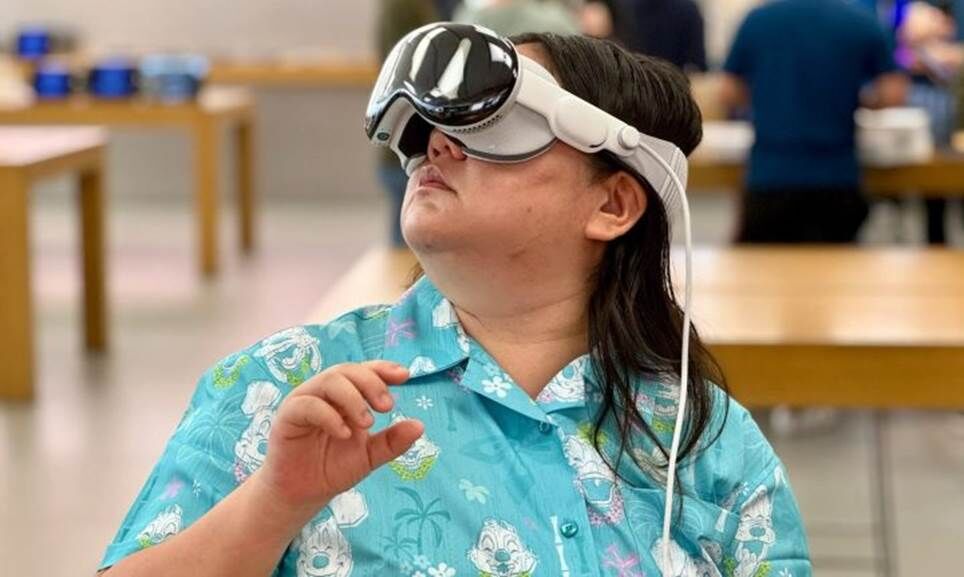 Một người đang đeo thiết bị demo Apple Vision Pro tại một cửa hàng Apple.
