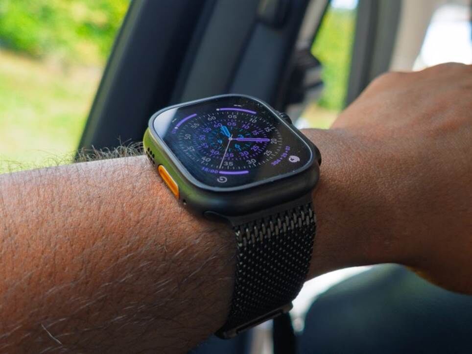 Apple Watch Ultra 3 bằng titan đen trên tay