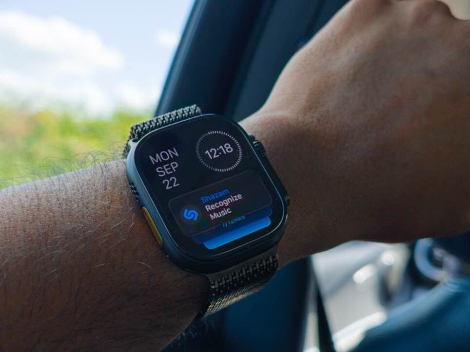 Apple Watch Ultra 3 bằng titan đen trên tay