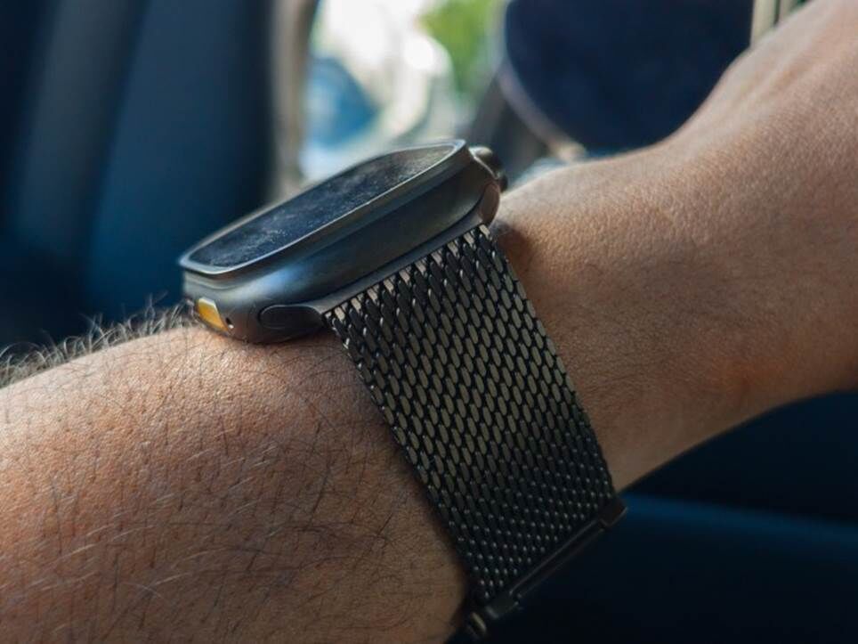 Apple Watch Ultra 3 bằng titan đen trên tay