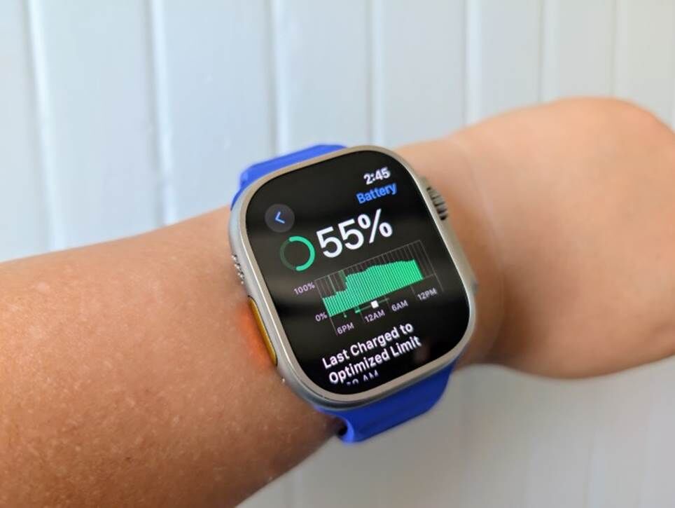 Một người đeo Apple Watch Ultra nguyên bản đang cho xem pin.