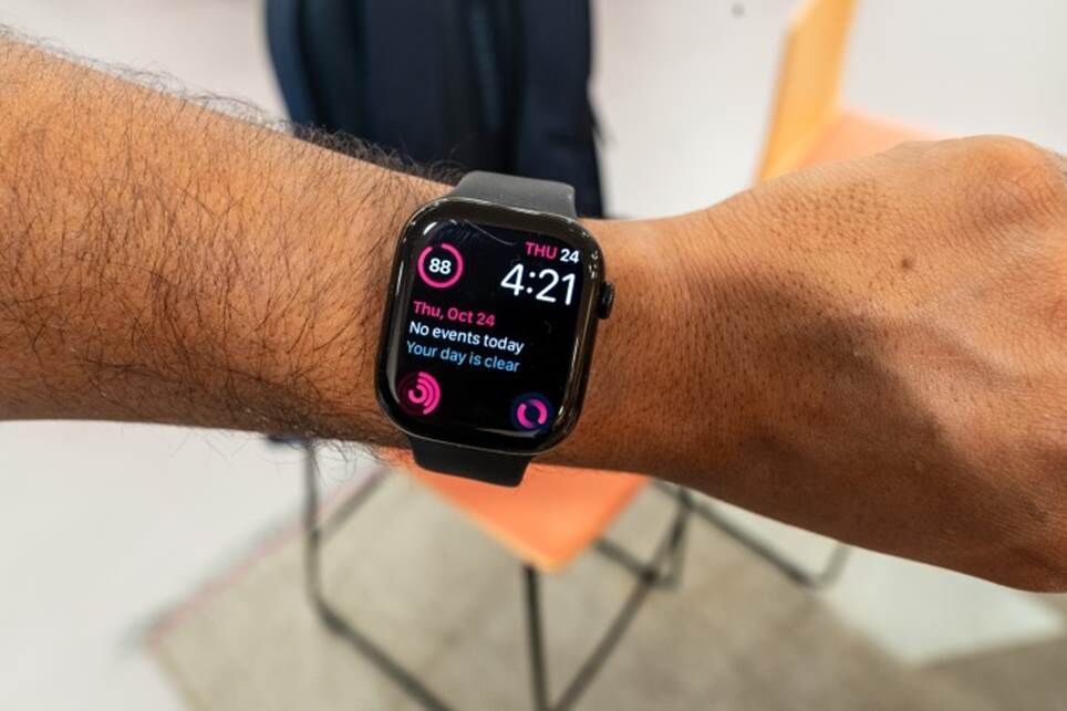Màn hình chính của Apple Watch Series 10 bị nứt