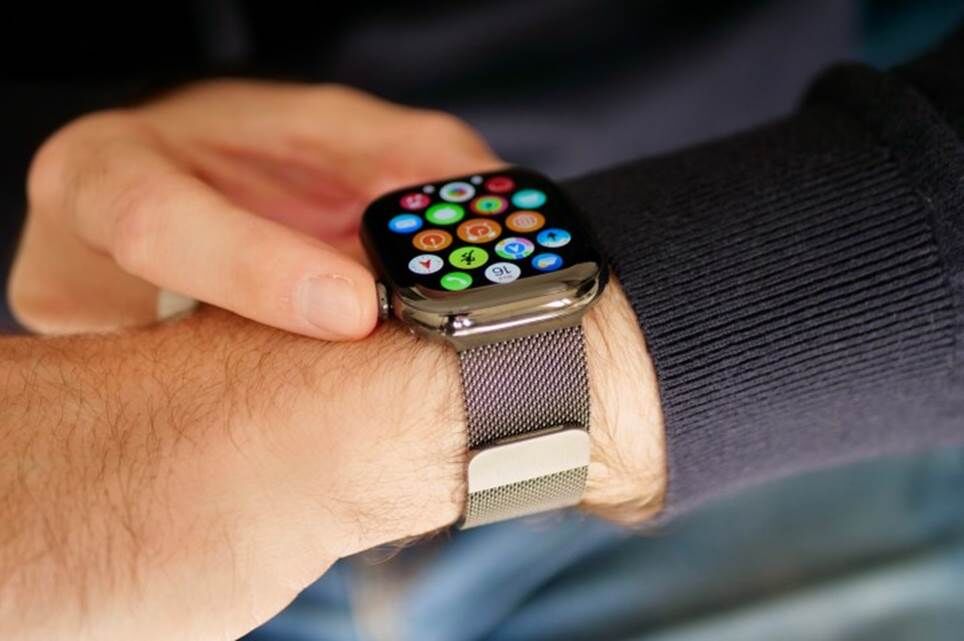 Một người đeo chiếc Apple Watch Series 10 bằng titan.