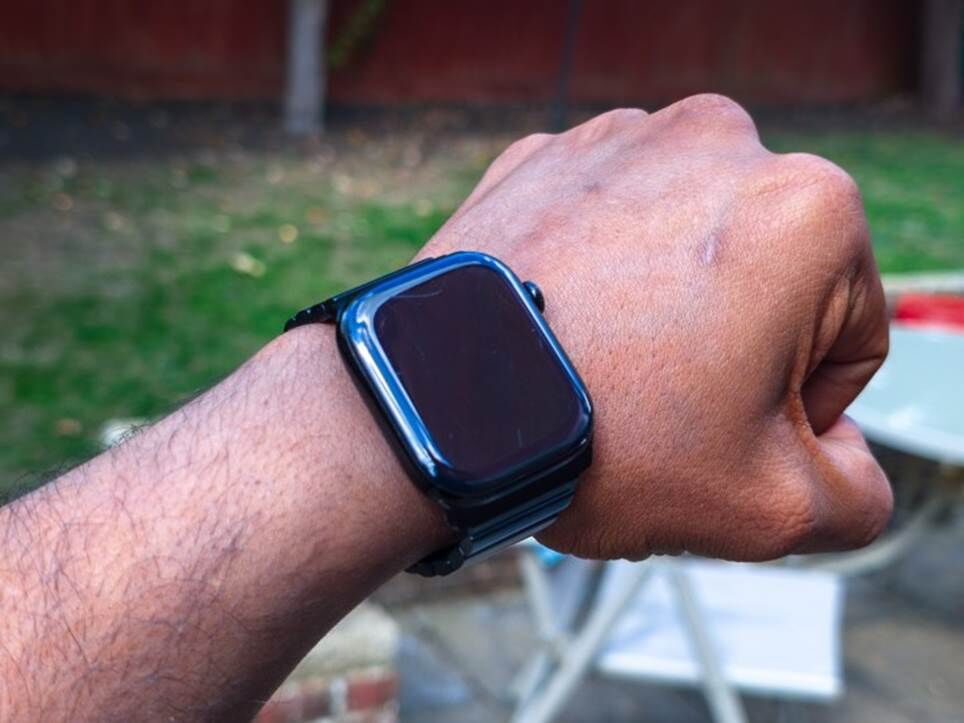 Biểu đồ hiển thị thời gian sạc đầy Apple Watch Series 10, Pixel Watch 3 và Galaxy Watch 7