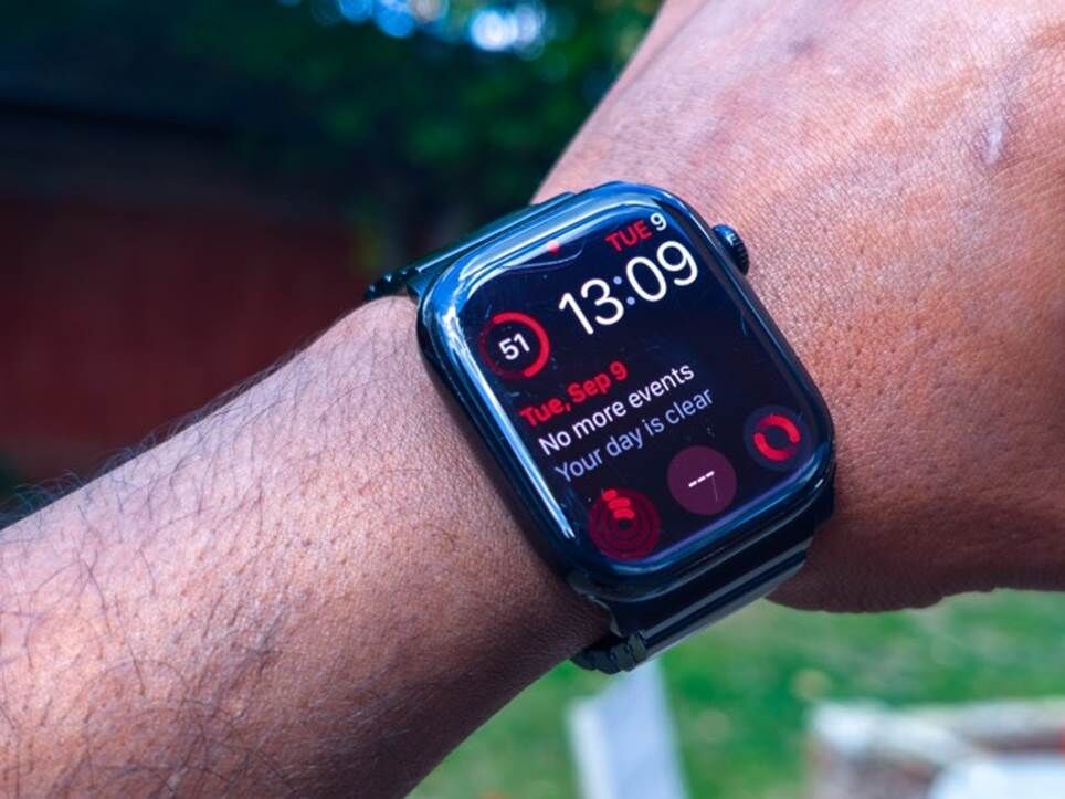Các vết xước và hư hỏng trên màn hình và vỏ nhôm của Apple Watch 10 sau một năm