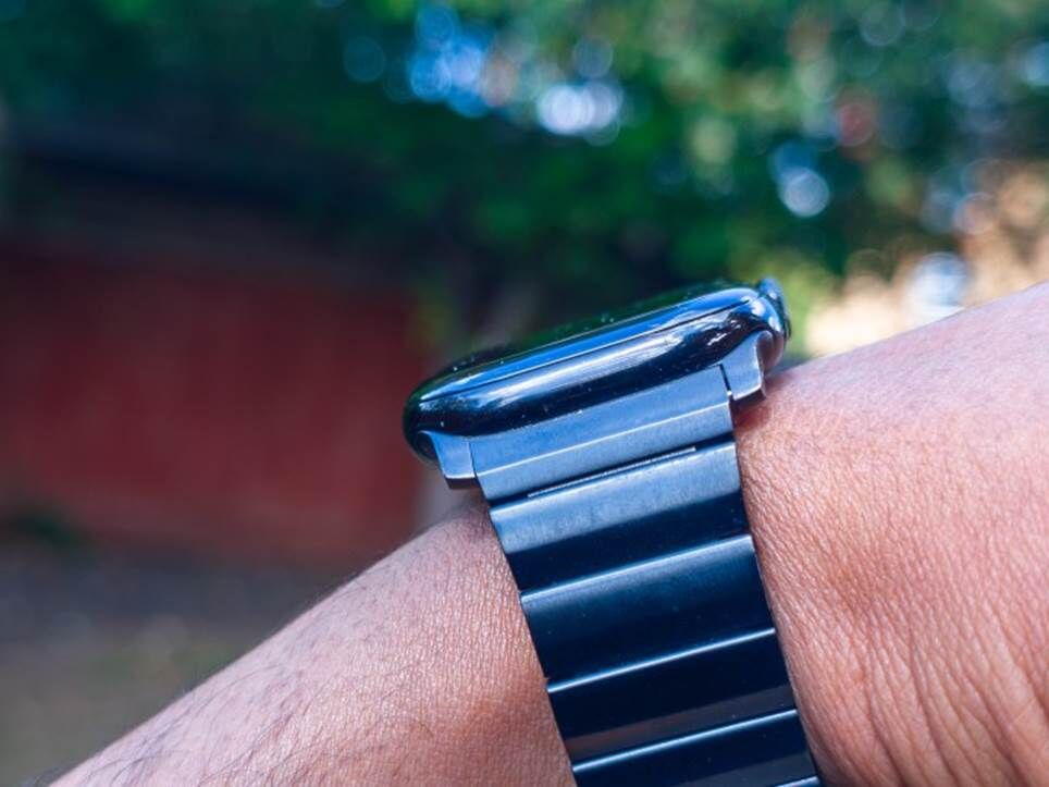 Các vết xước và hư hỏng trên màn hình và vỏ nhôm của Apple Watch 10 sau một năm