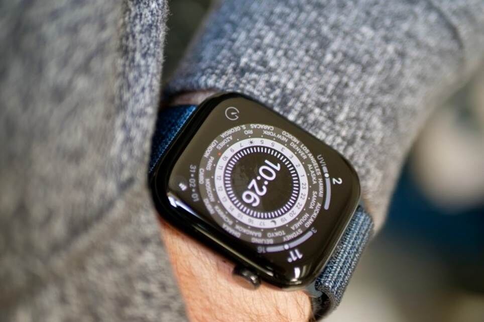 Một người đang đeo Apple Watch Series 10.