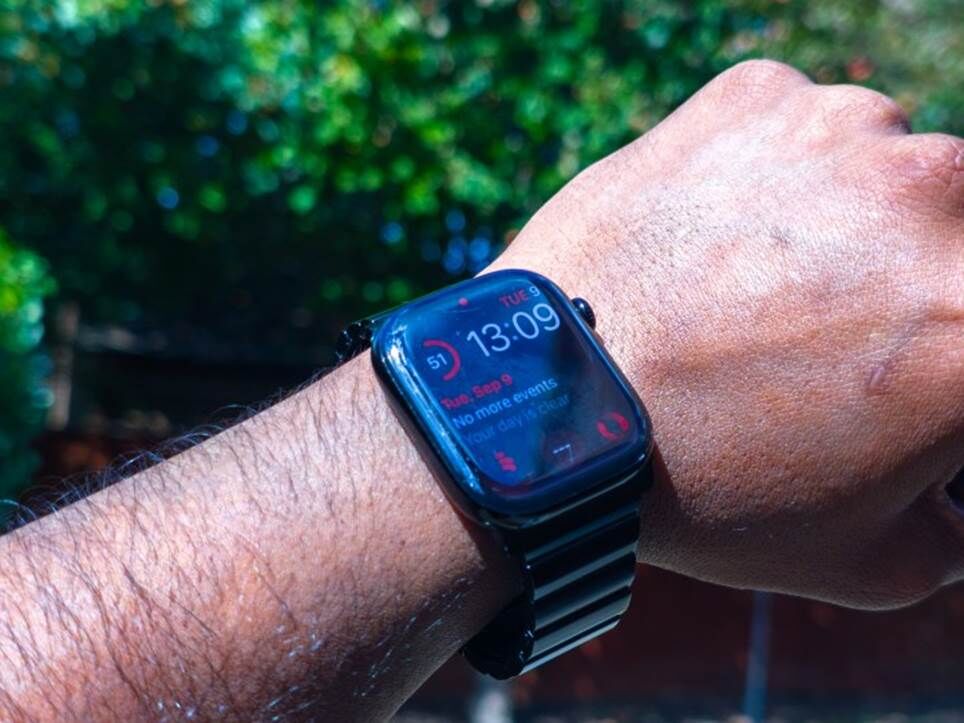 Các vết xước và hư hỏng trên màn hình và vỏ nhôm của Apple Watch 10 sau một năm
