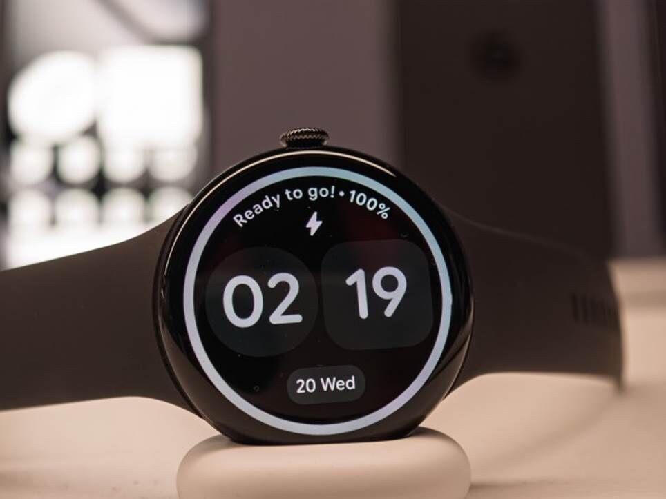 Google Pixel Watch 4 màu đen trên tay
