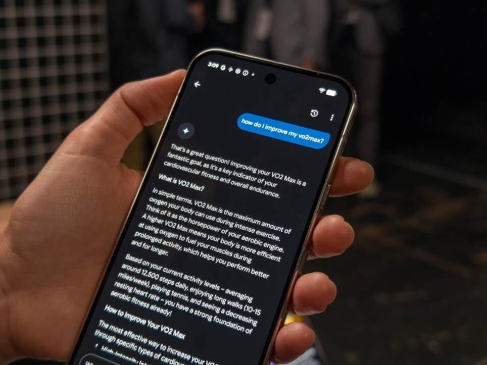 Huấn luyện viên sức khỏe AI Gemini trên Pixel Watch 4 được hiển thị trên Pixel 10 Pro