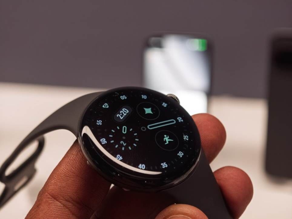 Google Pixel Watch 4 màu đen trên tay