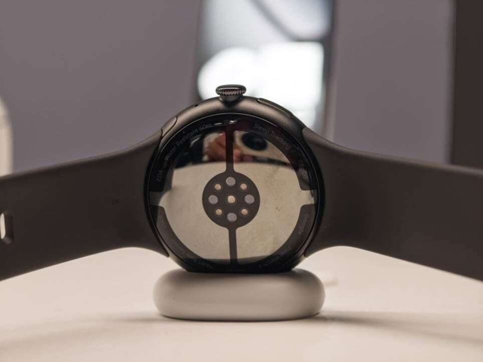 Cảm biến Google Pixel Watch 4 màu đen trên bộ sạc