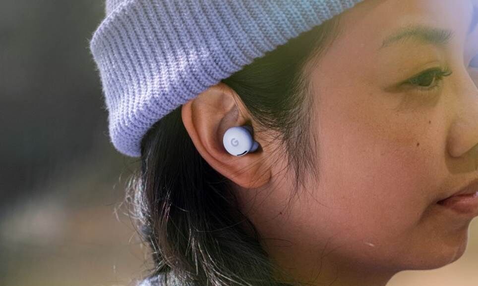 Google Pixel Buds 2a trong tai của một người đội mũ len