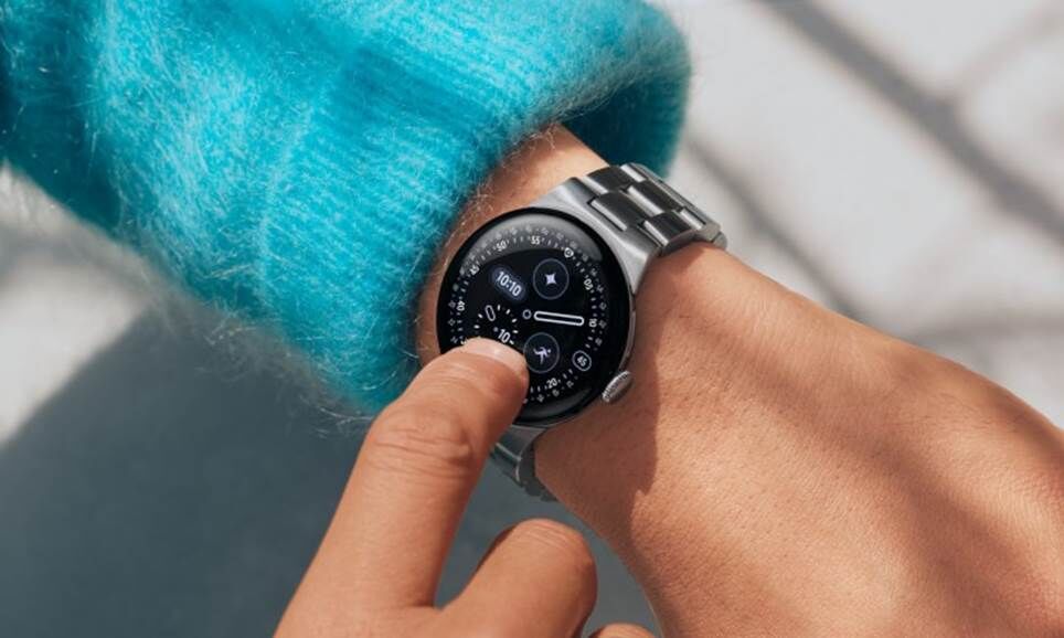 Một ngón tay chạm vào màn hình của Google Pixel Watch 4