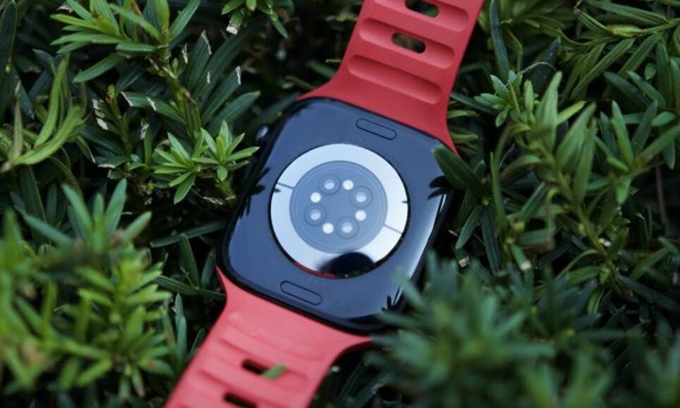 Trung tâm cảm biến trên Apple Watch Series 10.