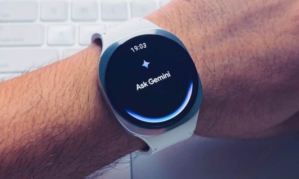 Nhìn từ bên hông Samsung Galaxy Watch 8.